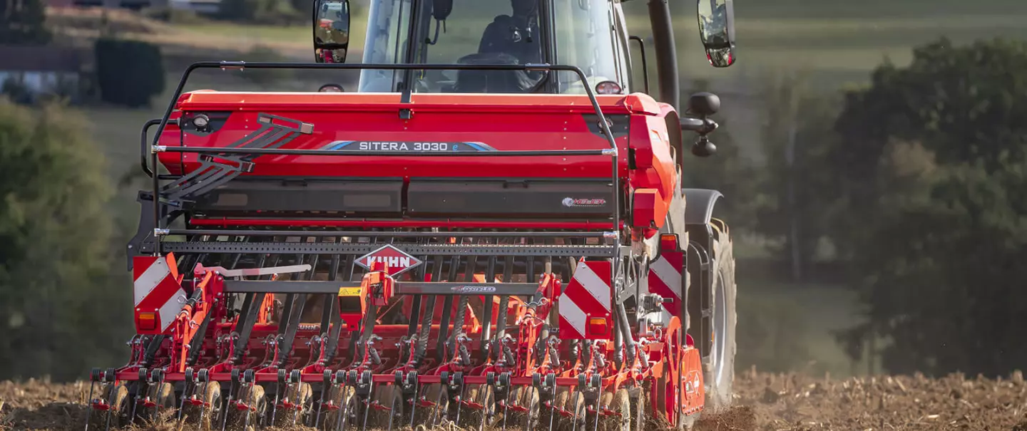 SITERA 3030 e seminatrice meccanica integrata con distribuzione elettrica per la semina autunnale di grano in campo.