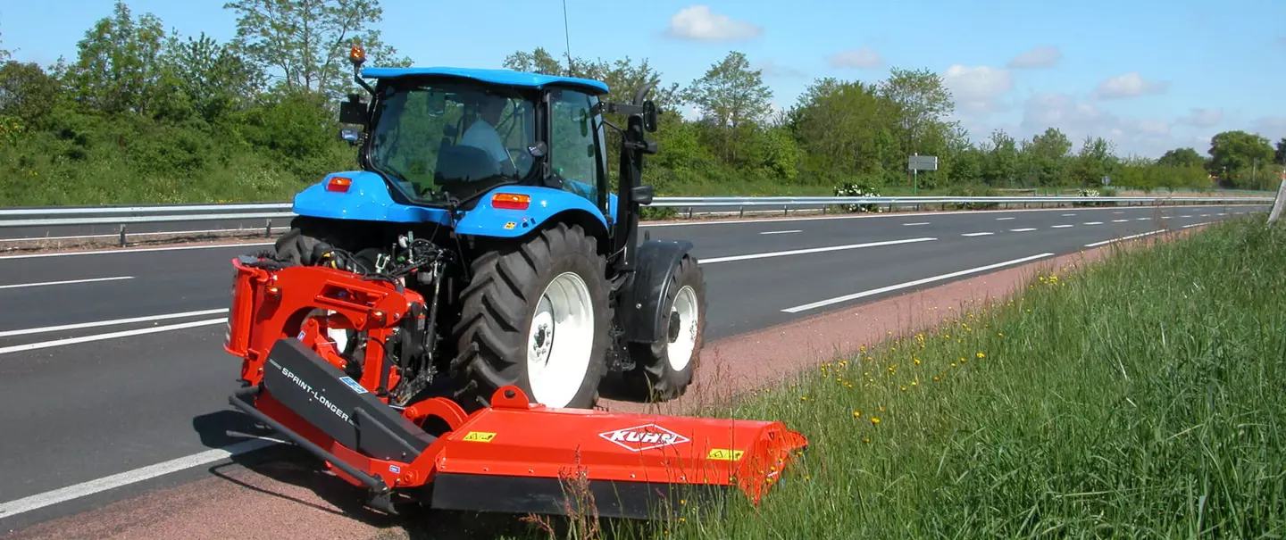 Trincia laterale della serie SPRING-LONGER 80 al lavoro