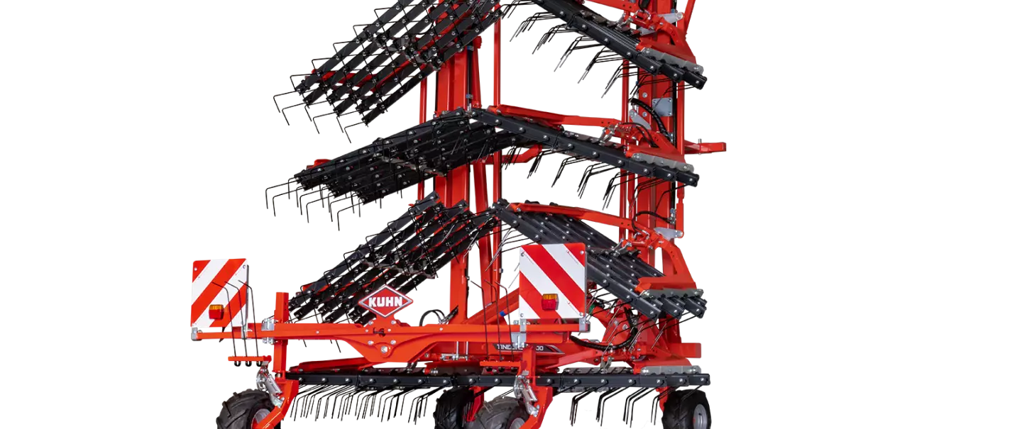 Foto dell’erpice strigliatore TINELINER in un campo d’orzo