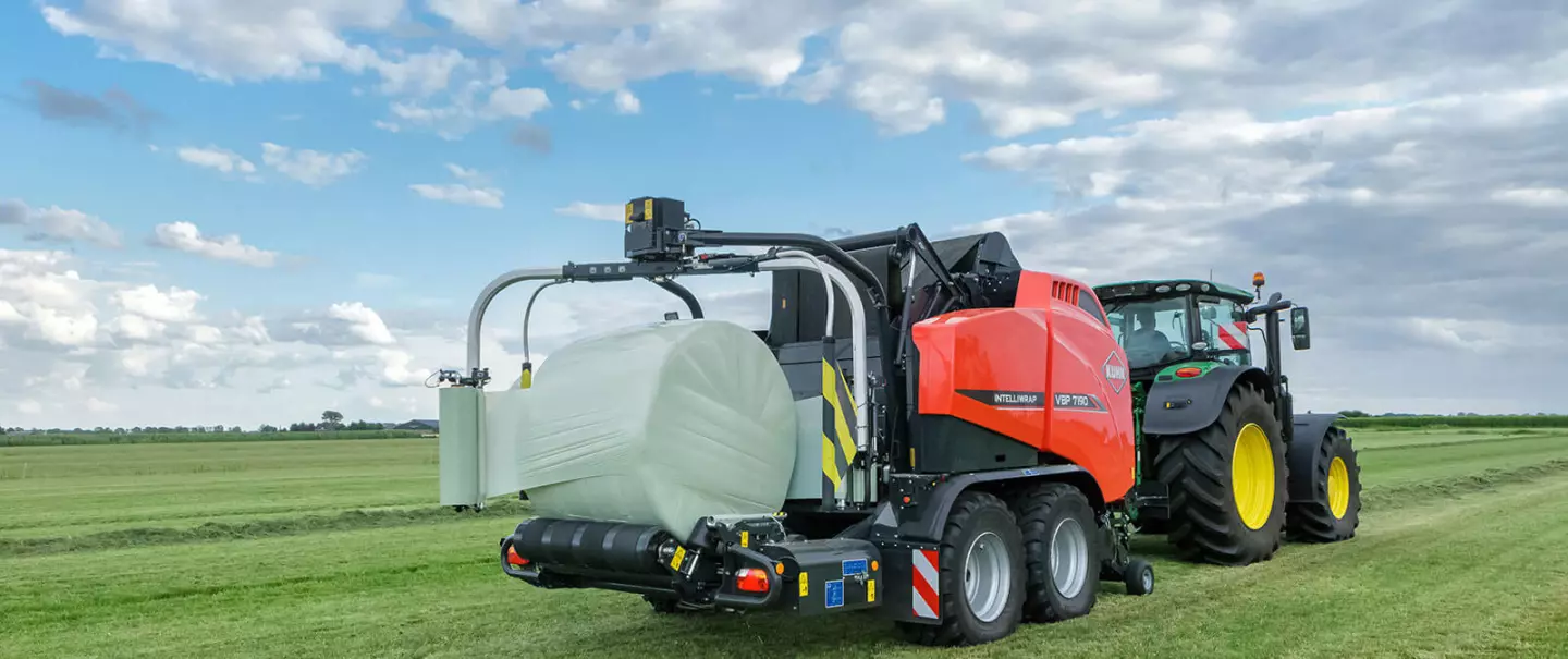 La rotopressa-fasciatrice VBP 7100 al lavoro