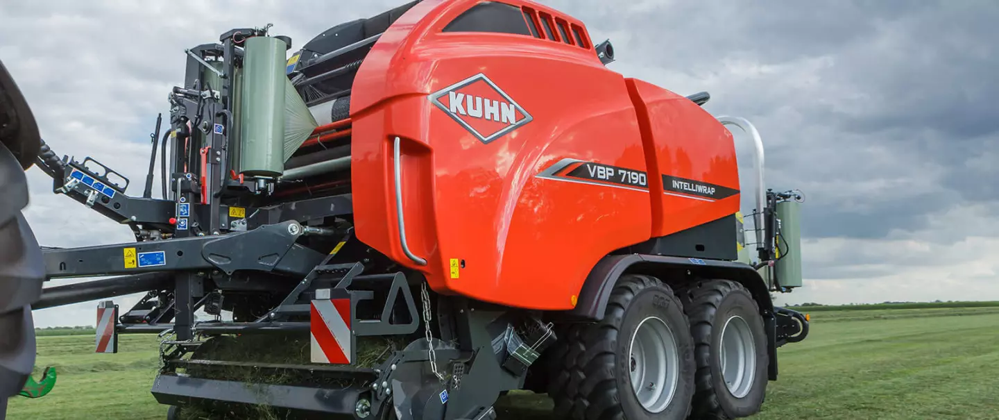 La rotopressa-fasciatrice VBP 7100 al lavoro