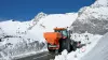 La spandiconcime, spargisale e spargisabbia AXEO al lavoro su una strada di montagna innevata